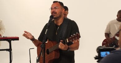 O cantor e compositor Thiago Augustho. Foto: Divulgação.