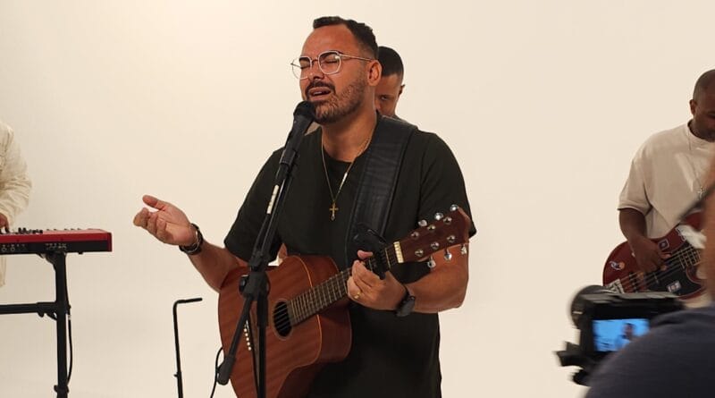 O cantor e compositor Thiago Augustho. Foto: Divulgação.