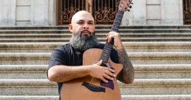 O cantor Vitor Teixeira. Foto Pâmela Michele.