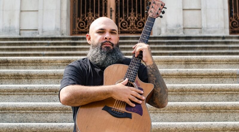 O cantor Vitor Teixeira. Foto Pâmela Michele.