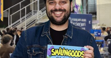 O ilustrador Isaque Arêas na FEFICC 2025 com o livro Smilingoods. Foto: Lucas Moraes.