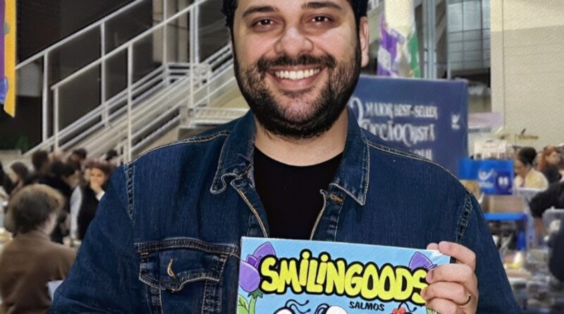 O ilustrador Isaque Arêas na FEFICC 2025 com o livro Smilingoods. Foto: Lucas Moraes.