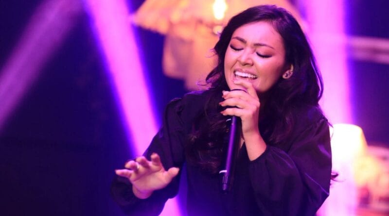 A cantora Júuh Sales. Foto: Caique Kamiya.