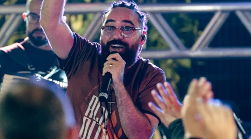 O cantor gospel Jhonny Salvação. Foto: Daniel Dandan.