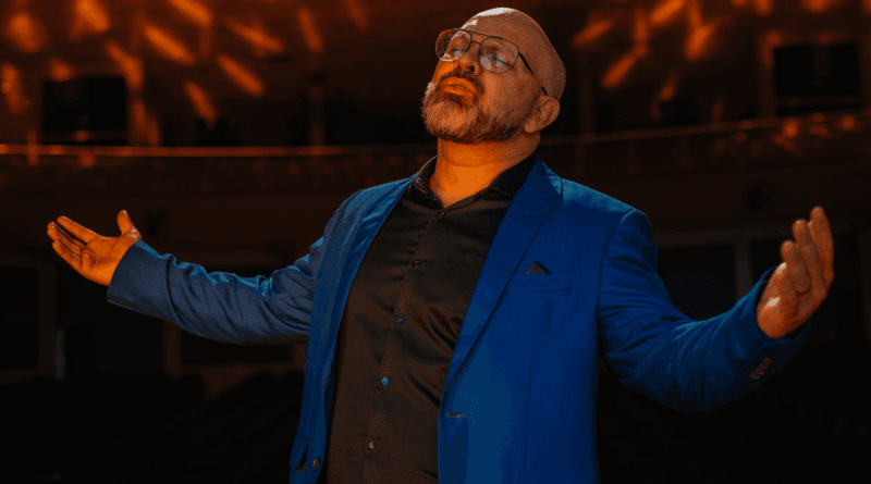 O cantor gospel Jônatas Ambrozio. Foto: Guilherme Santos.