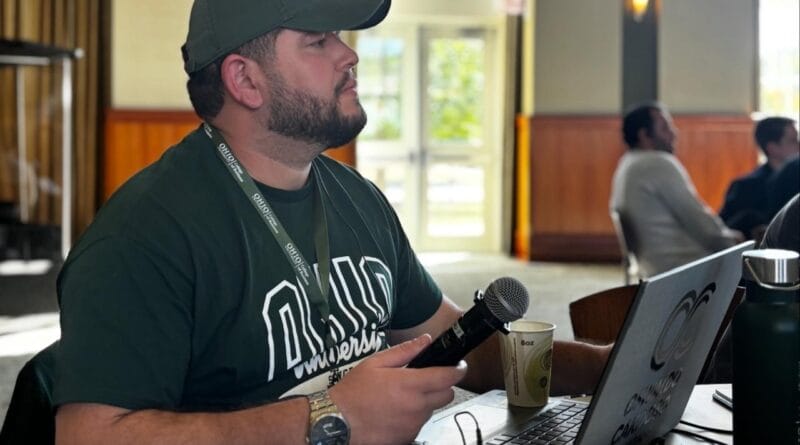 O advogado Oswaldo Cardoso está nos Estados Unidos participando do programa Liderança, Networking e Business, promovido pela College of Business – Executive Education da Universidade de Ohio, em colaboração com o Instituto Brasileiro de Coaching (IBC). A imersão reúne profissionais de várias áreas com o objetivo de desenvolver competências de gestão, fortalecer práticas de liderança e expandir conexões em âmbito internacional. O programa começou no dia 07 e se estende até este sábado (13), trazendo uma agenda de aulas, palestras e vivências que consolidam a Universidade de Ohio como referência em capacitação executiva no cenário mundial.