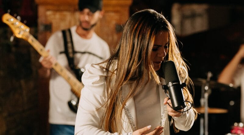 A pastora e cantora Simony Salino, vocalista do Tempero do Céu. Foto Divulgação.