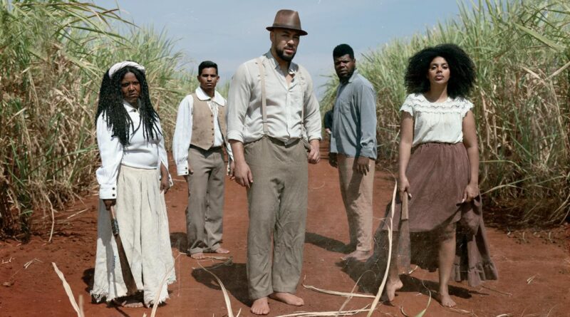 O cantor Ton Carfi e membros da Cia. Teatral Jeová Nissi. Foto: Divulgação.