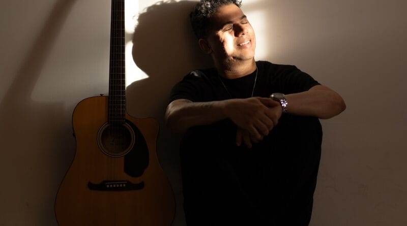 O cantor Francis Santos. Foto: Ghard Ribeiro.