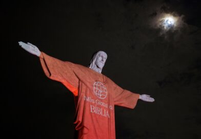 Projeção da YouVersion no Cristo Redentor. Foto: Divulgação.