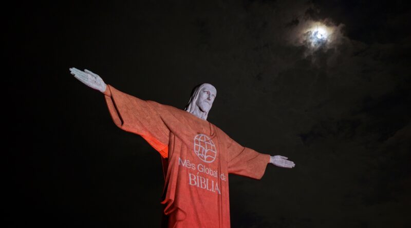 Projeção da YouVersion no Cristo Redentor. Foto: Divulgação.