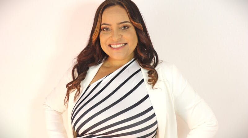 A apresentadora Alessandra Santos. Foto: Divulgação.