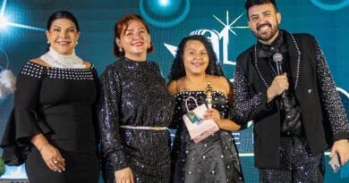 A cantora Íngrid Vitória recebendo troféu no Prêmio Promessa gospel 2026. Foto: Mateus Silva.
