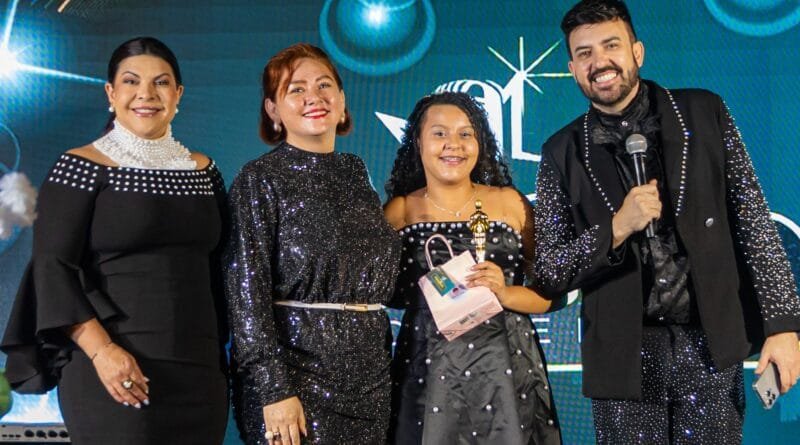 A cantora Íngrid Vitória recebendo troféu no Prêmio Promessa gospel 2026. Foto: Mateus Silva.
