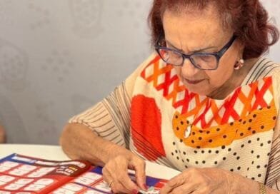 Super Cérebro Longevidade estimula memória, foco, paciência e socialização na colagem de figurinhas no álbum da Copa do Mundo 2026