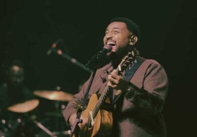 Eli Soares apresenta o álbum “Live in Recife” e o vídeo de “Me Ajude a Melhorar”