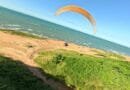 Paulo Rodrigo conquista quinto recorde nacional ao tocar piano durante voo de parapente sobre Canoa Quebrada
