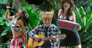 A cantora Georgeana Bonow, sua filha Maju Menescal e Roberto Menescal. Foto: Divulgação.