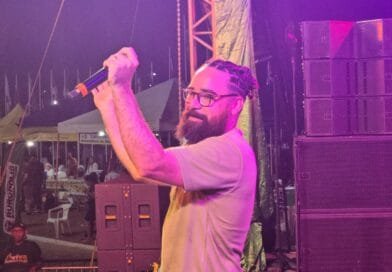 O cantor Jhonny Salvação em Rurópolis (PA). Foto: Karlos Aires.