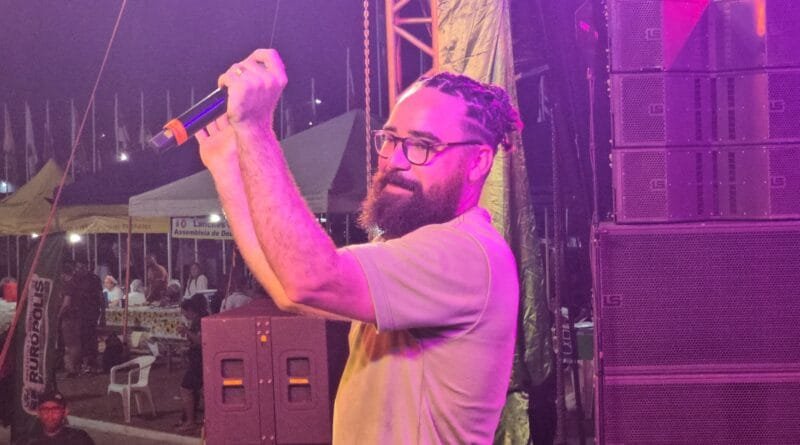 O cantor Jhonny Salvação em Rurópolis (PA). Foto: Karlos Aires.