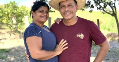 O casal de influenciadores Leonelson Paixão, conhecido nacionalmente como Cumpade da Onça, transformou uma história marcada por dificuldades em uma trajetória de superação, humor e milhões de visualizações nas redes sociais. Ao lado da esposa, Meire Santos. Foto: Divulgação.