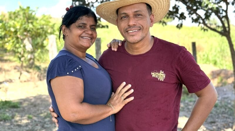 O casal de influenciadores Leonelson Paixão, conhecido nacionalmente como Cumpade da Onça, transformou uma história marcada por dificuldades em uma trajetória de superação, humor e milhões de visualizações nas redes sociais. Ao lado da esposa, Meire Santos. Foto: Divulgação.