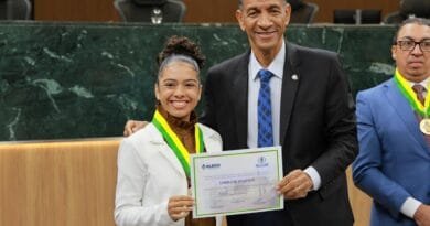 A cantora Lorrane Luz recebendo a Medalha. Foto: ALEGO.