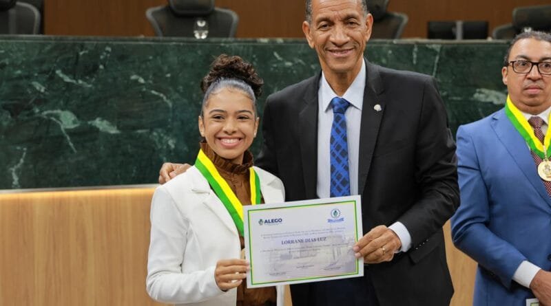 A cantora Lorrane Luz recebendo a Medalha. Foto: ALEGO.