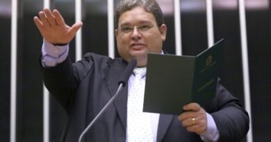 Deputado Vanderlan Alves propõe piso salarial nacional de R$ 2.850 para frentistas Deputado Vanderlan Alves propõe piso salarial nacional de R$ 2.850 para frentistas