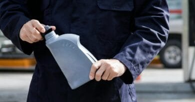 Mineral, sintético e semi-sintético, óleo lubrificante prolonga a vida útil do motor, melhora o desempenho e reduz o consumo de combustível Mineral, sintético e semi-sintético, óleo lubrificante prolonga a vida útil do motor, melhora o desempenho e reduz o consumo de combustível