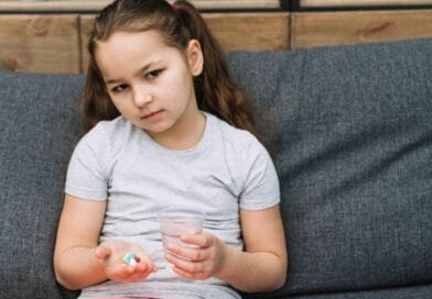 Férias escolares aumentam risco de intoxicação por medicamentos em crianças; pediatra alerta para erros mais comuns