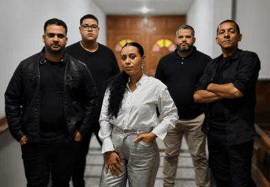 A cantora Erika Guermai e banda. Foto: Divulgação.