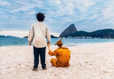 Com texto inédito e direção do premiado Ivan Fernandes, “Vida de Cão – Uma Amizade Fora da Coleira” estreia no Teatro Café Pequeno, no Leblon