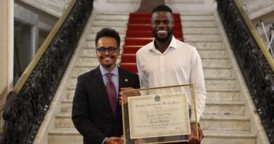 Rafael Satiê entregou o Título de Cidadão Honorário do Município do Rio de Janeiro a Samuel Eleotério