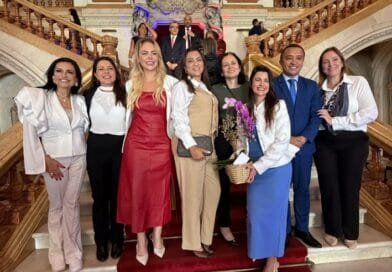 Regina Nunes entrega carteira da OAB à Dra. Daiana Maier em cerimônia no Theatro Municipal de São Paulo