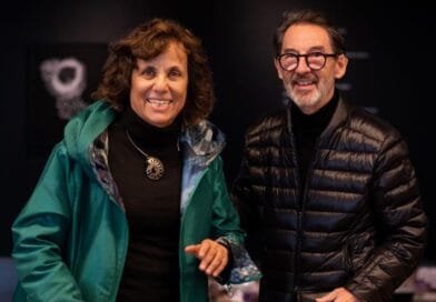 Denise Milan investiga as origens da vida em exposição inédita inspirada por formações geológicas do Sul do Brasil