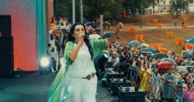 Eyshila fez a abertura do Louvorzão ainda debaixo de chuva