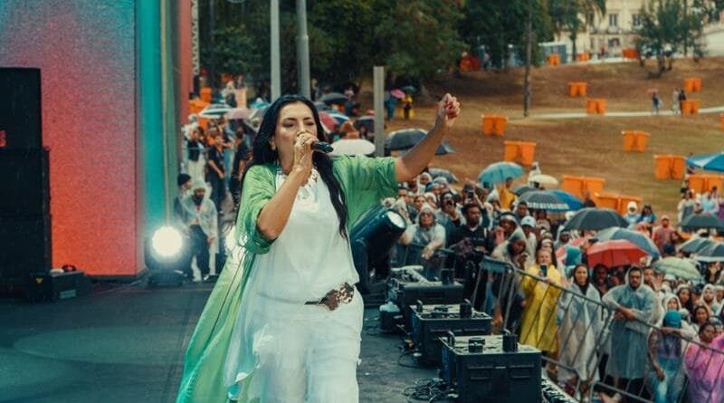 Eyshila fez a abertura do Louvorzão ainda debaixo de chuva