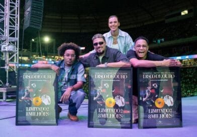 Os cantores Nesk Only, 2metro e Brunno Ramos são surpreendidos com o Disco de Ouro pela música “Limitado 2” no palco do Ore Comigo festival