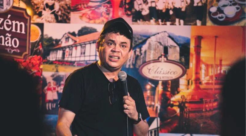 Emerson Ceará apresenta noite de stand-up no Teatro Brasil Tropical
