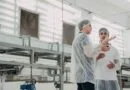 MC Livinho visita fábrica da Inaltex no lançamento do Prosex Pro, primeiro preservativo de poliisopreno produzido no Ocidente