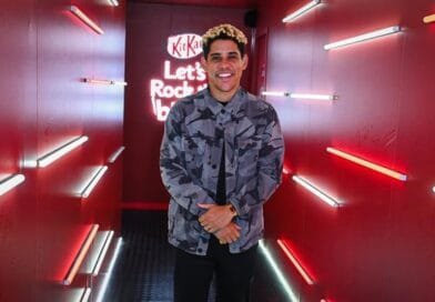 Klara Castanho, Cauê Campos e Giulia Benite marcam presença no estande da KitKat® no terceiro dia de Rock in Rio 2026