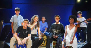 João Gabriel e alunos da escola de música Sonnoru’s. Foto: E.B Produções.