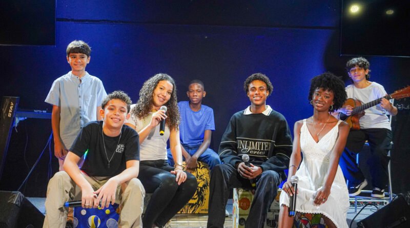 João Gabriel e alunos da escola de música Sonnoru’s. Foto: E.B Produções.