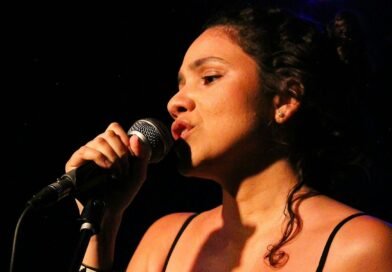 Naiara Martins celebra os sons do Brasil em seu novo show, no Acaso Cultural, em Botafogo