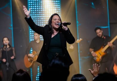 Cindy Tápia estreia na música pela Todah Music Experience Live e apresenta o single “Ele é Grande”